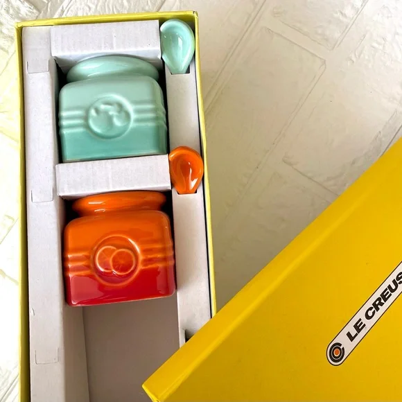 Le Creuset Stoneware Jam Jar Storage Container with Matching Spoon 15 fl ounces - Picture 8 of 8